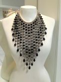 Maxi Colar Cristais preto e prata